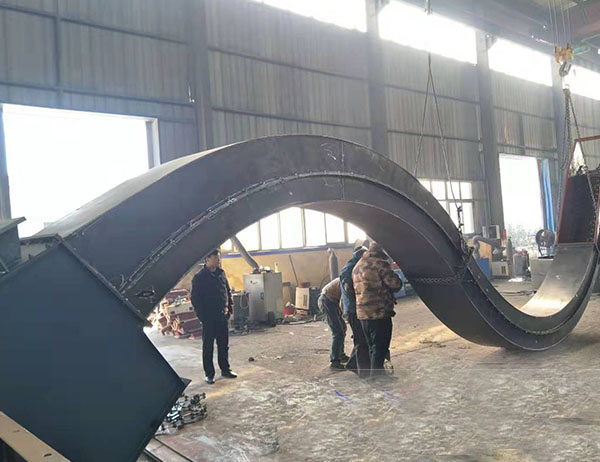 可彎曲刮板輸送機(jī)按工作原理計(jì)算彎度不大于多少！