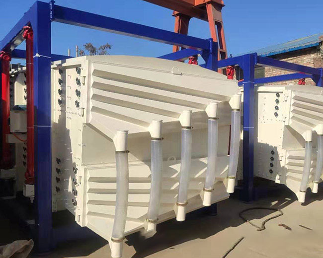 石油壓裂砂選用方形<a href='http://www.durkalk.com/sfsx/ybs.html' title='搖擺篩' target='_blank'>搖擺篩</a>才能滿足要求