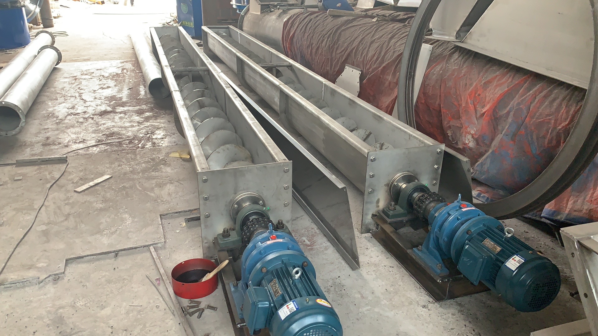 離心誘導(dǎo)法、推擠法和重力滑下法式是螺旋輸送機常用輸送方式